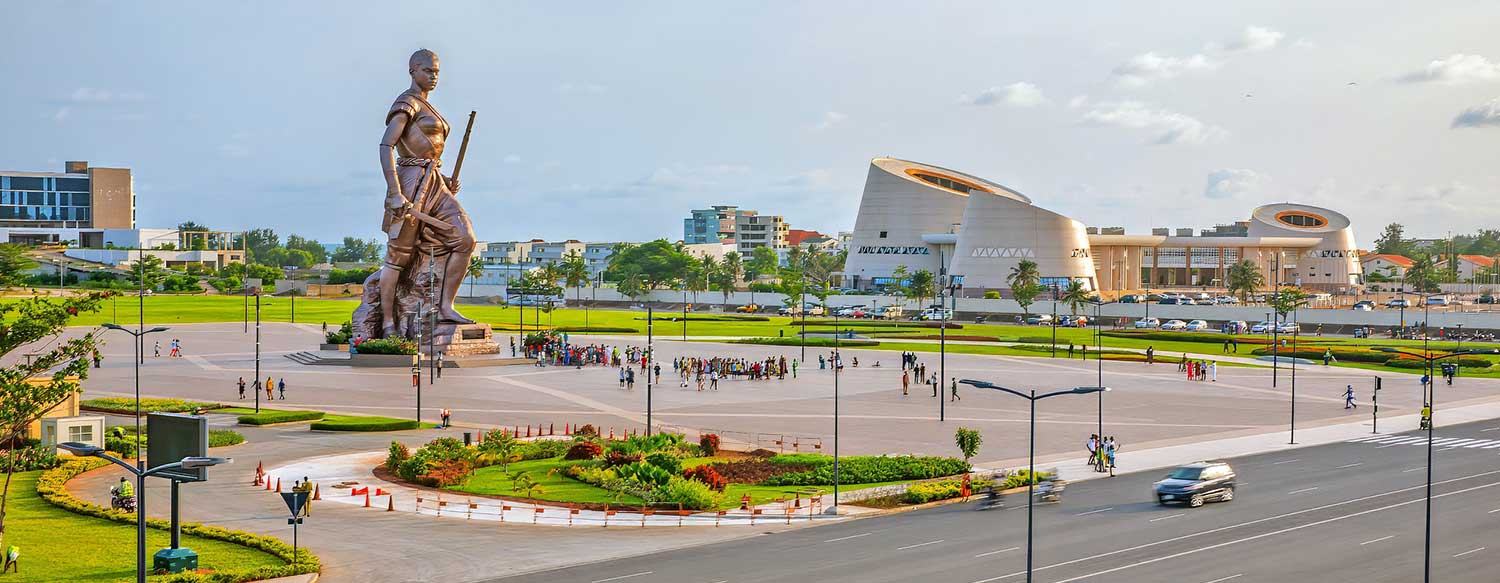 La statue de l'Amazone sur la place de l'Amazone à Cotonou