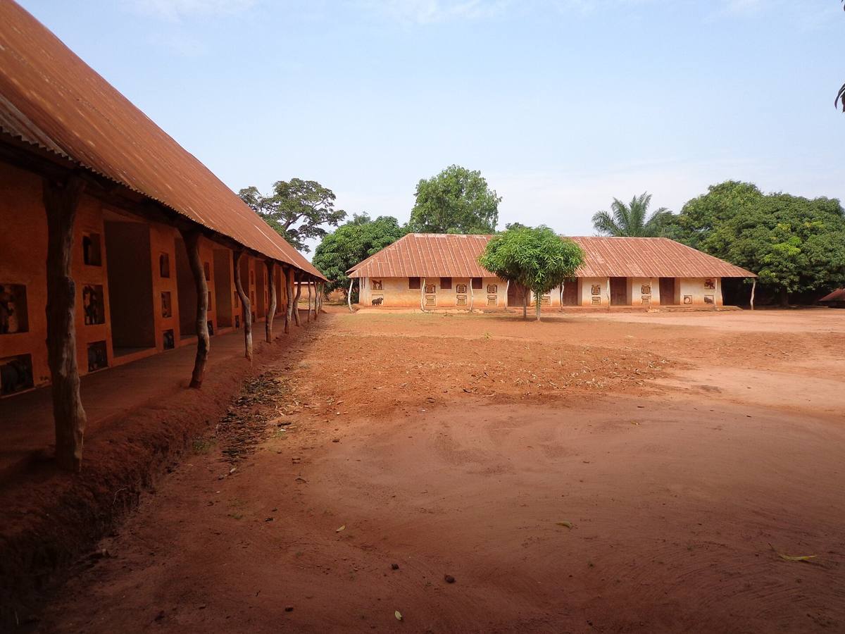Cour et bâtiments ornés de bas-reliefs des palais royaux d'Abomey