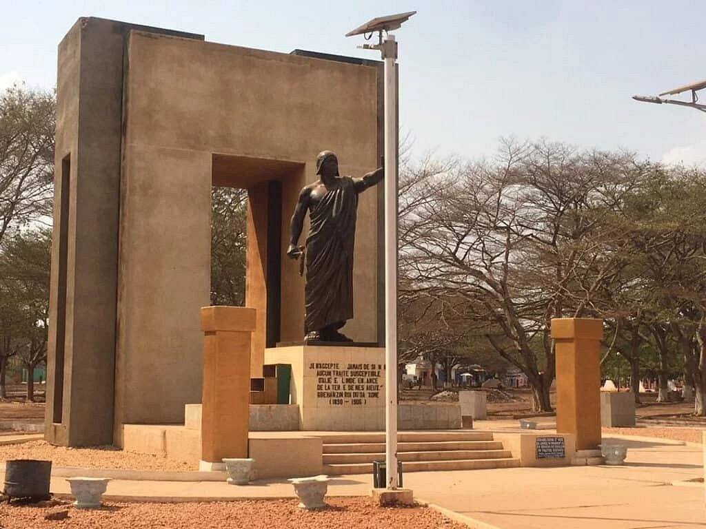 La statue du roi Béhanzin sur la place Goho à Abomey