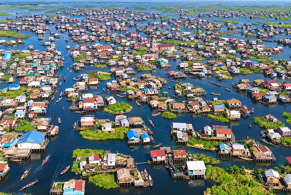 Vue aérienne de Ganvié, maisons sur pilotis et pirogues sur le lac Nokoué