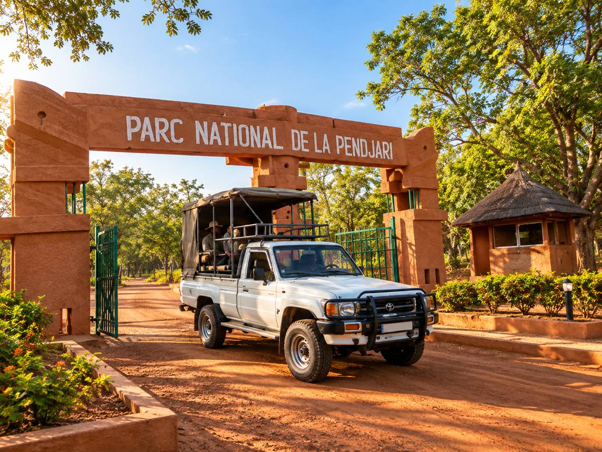 L'entrée du parc national de la Pendjari et un véhicule de safari